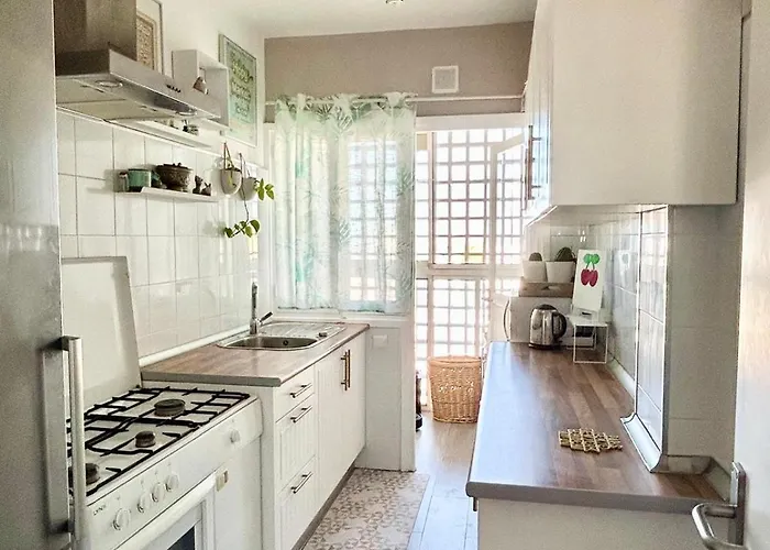Lovely Double Bedroom For Women Only In Marbella Center Марбелья